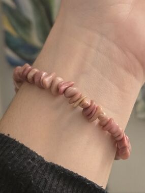 🌸 Handmade Pink Stone Chip Bracelet – Natural Rhodonite Style Stretch Bracelet